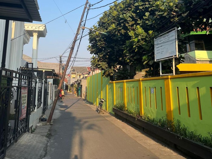 Tiang listrik miring di dekat SMPN 223 Jakarta, Pasar Rebo, Jaktim, 31 Oktober 2023. (Dokumentasi Eva Sri Diana Chaniago)
