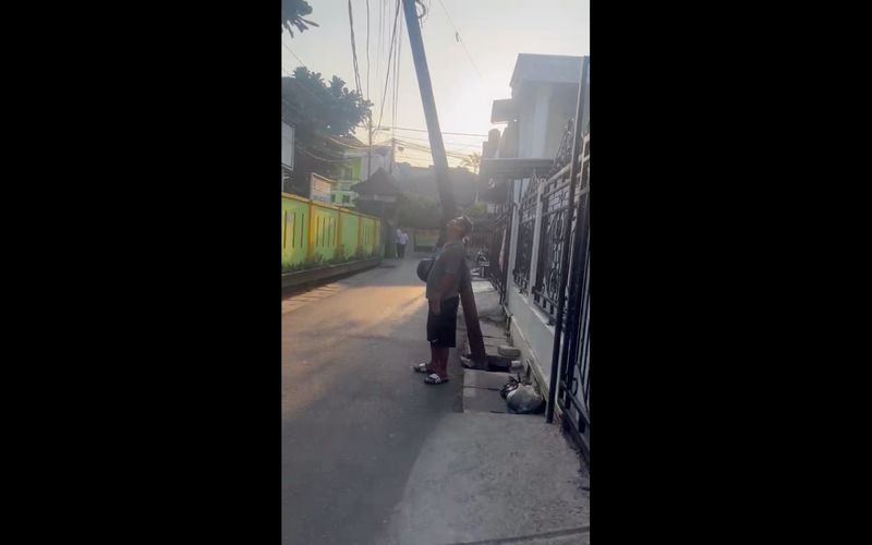 Tiang listrik miring di dekat SMPN 223 Jakarta, Pasar Rebo, Jaktim, 31 Oktober 2023. (Dokumentasi Eva Sri Diana Chaniago)