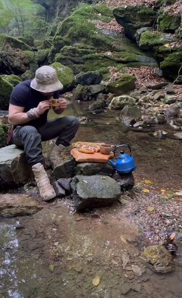 TikToker Ini Masak Pizza hingga Kebab Saat Mendaki Gunung