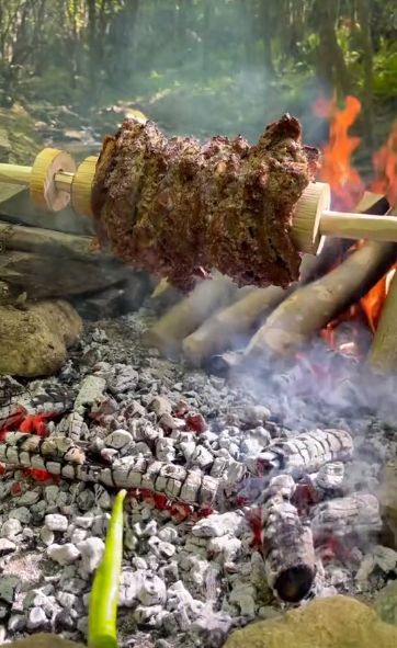 TikToker Ini Masak Pizza hingga Kebab Saat Mendaki Gunung