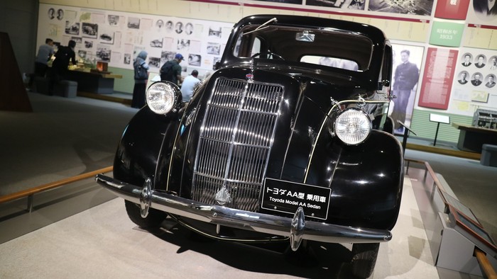 Mobil Toyota di Commemorative Hall