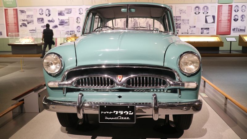 Mobil Toyota di Commemorative Hall