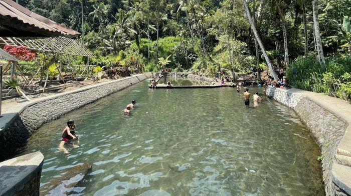 Tukad Arca, Pemandian Tersembunyi Sebening Kaca Tukad Arca menjadi pemandian alami yang tersembunyi dengan pemandangan alam yang menakjubkan di Karangasem, Bali,. Airnya bening, sebening kaca.