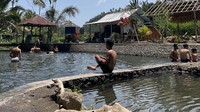 Air yang segar dan jernih sebening kaca tentu membuat traveler ingin segera berendam. Terlebih ketika siang hari.  