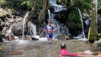 Pemandian Tukad Arca dapat menjadi pilihan destinasi wisata jika traveler ingin berlibur dengan bujet yang tipis. Untuk berenang di air sebening kaca ini traveler tak dipungut biaya alias gratis.  