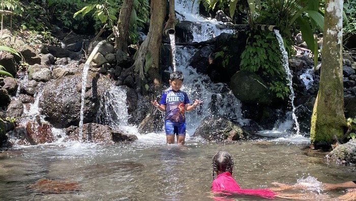 Tukad Arca, Pemandian Tersembunyi Sebening Kaca Tukad Arca menjadi pemandian alami yang tersembunyi dengan pemandangan alam yang menakjubkan di Karangasem, Bali,. Airnya bening, sebening kaca.