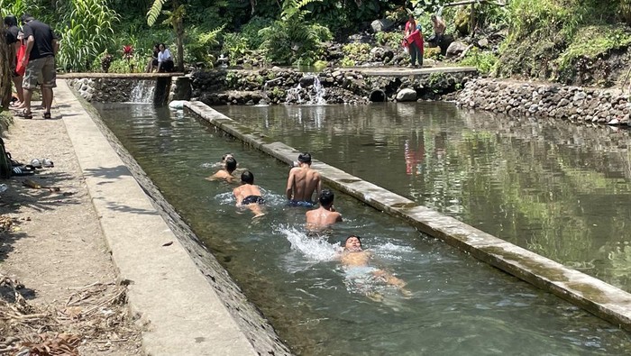Tukad Arca menjadi pemandian alami yang tersembunyi dengan pemandangan alam yang menakjubkan di Karangasem, Bali,. Airnya bening, sebening kaca.
