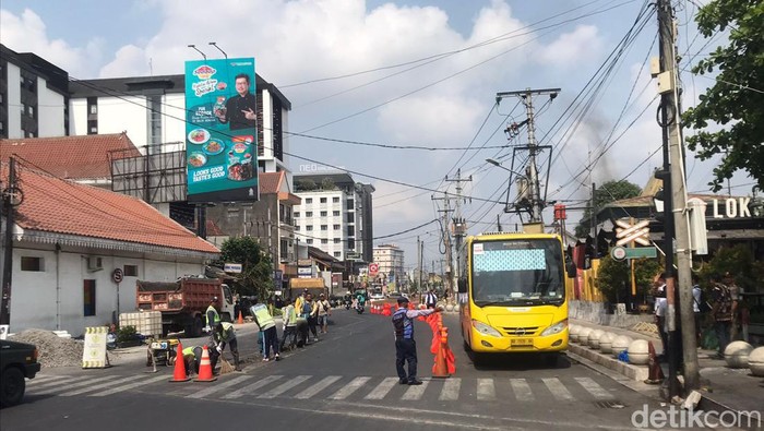 Uji coba contraflow Trans Jogja di Jalan Sarkem Jogja, Selasa (31/10/2023).