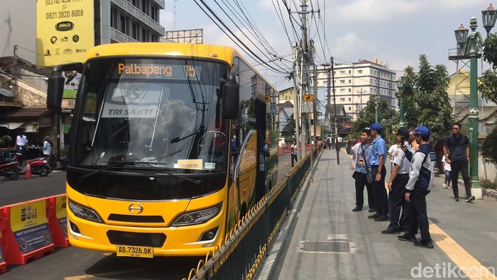 Uji coba contraflow Trans Jogja di Jalan Pasar Kembang (Sarkem), Selasa (31/10/2023).