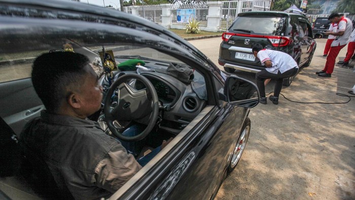 Uji emisi kendaraan gratis di Bogor Petugas melakukan uji emisi kendaraan di lingkar Stadion Pakansari, Kabupaten Bogor, Selasa (31/10/2023). Pemerintah Kabupaten Bogor menggelar uji emisi gratis untuk kendaraan bermotor, yang merupakan bagian dari rencana pengelolaan kualitas udara perkotaan. ANTARA FOTO/Yulius Satria Wijaya/rwa.