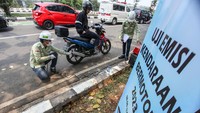 Petugas melakukan uji emisi kendaraan di lingkar Stadion Pakansari, Kabupaten Bogor, Selasa (31/10/2023). 