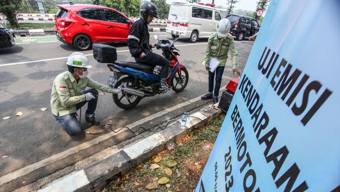 Uji emisi kendaraan gratis di Bogor Petugas melakukan uji emisi kendaraan di lingkar Stadion Pakansari, Kabupaten Bogor, Selasa (31/10/2023). Pemerintah Kabupaten Bogor menggelar uji emisi gratis untuk kendaraan bermotor, yang merupakan bagian dari rencana pengelolaan kualitas udara perkotaan. ANTARA FOTO/Yulius Satria Wijaya/rwa.