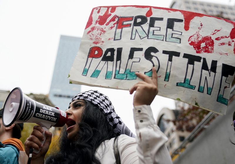 Seorang pengunjuk rasa memakai keffiyeh saat aksi Bela Palestina di Seattle, Washington, AS, pada Sabtu (21/10/2023).