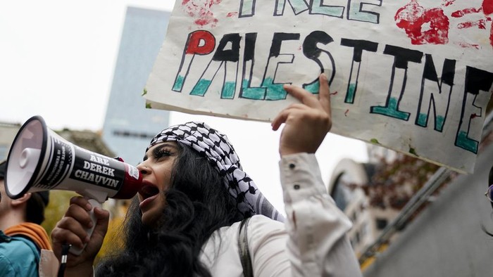Seorang pengunjuk rasa memakai keffiyeh saat aksi Bela Palestina di Seattle, Washington, AS, pada Sabtu (21/10/2023).