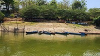 Membahas soal kang sampan berpendapatan satu juta per hari, bernama Sujedi. Ia pula pencetus nama Puncak Asmoro, bukit yang berada di belakang warungnya.
