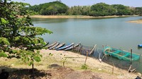 Sekilas pandang, Waduk Greneng sudah kehilangan setengah debit airnya. Kemarau panjang membuat para traveler datang memancing hingga ke tengah waduk.