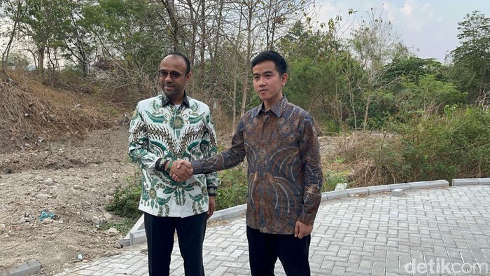 Wali Kota Solo Gibran Rakabuming Raka bertemu dengan Dubes UEA Abdulla Salem Al Dhaheri di Solo Technopark, Selasa (31/10/2023).
