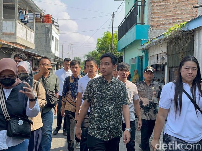 Wali Kota Solo, Gibran Rakabuming Raka blusukan di Kelurahan Sangkrah, Kecamatan Pasar Kliwon, Solo, untuk meninjau rumah tidak layak huni, Selasa (31/10/2023) pagi.