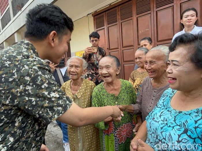 Wali Kota Solo, Gibran Rakabuming Raka blusukan di Kelurahan Sangkrah, Kecamatan Pasar Kliwon, Solo, untuk meninjau rumah tidak layak huni, Selasa (31/10/2023) pagi.