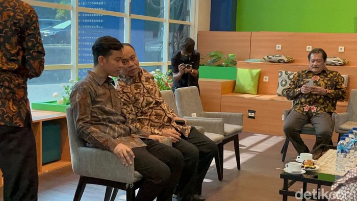 Wali Kota Solo Gibran Rakabuming Raka dan Menkominfo yang juga Ketum Projo Budi Ari bertemu di STP, Selasa (31/10/2023).
