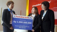 Manajemen Panin Dai-ichi Life menyerahkan klaim kepada perwakilan ahli waris nasabah di Medan. Komitmen dalam memberikan manfaat asuransi yang sesuai ketentuan polis adalah bagian dari kepuasan nasabah Panin Dai-ichi Life.