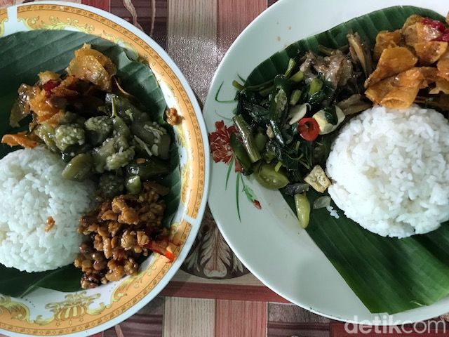 Warung Bu Spoed di Jogja selalu antre pembeli. Warung ini eksis sejak 1920 dan masih mempertahankan resep warisan. Foto diambil Senin (30/10/2023).