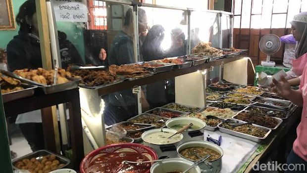 Warung Bu Spoed di Jogja selalu antre pembeli. Warung ini eksis sejak 1920 dan masih mempertahankan resep warisan. Foto diambil Senin (30/10/2023).