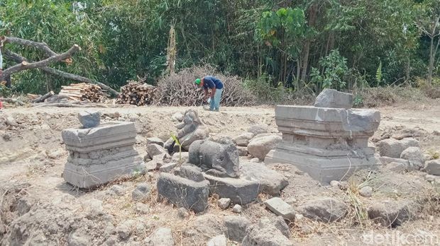 Batu Yoni dan arca di lokasi lahan motor cross Desa Leses, Kecamatan Manisrenggo.
