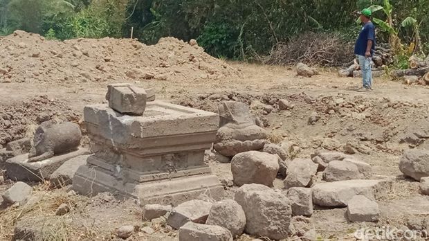 Batu Yoni dan arca di lokasi lahan motor cross Desa Leses, Kecamatan Manisrenggo.