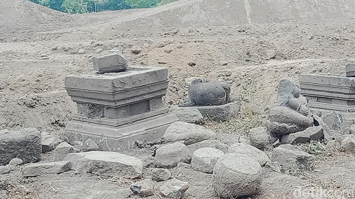 Batu Yoni dan arca di lokasi lahan motor cross Desa Leses, Kecamatan Manisrenggo.