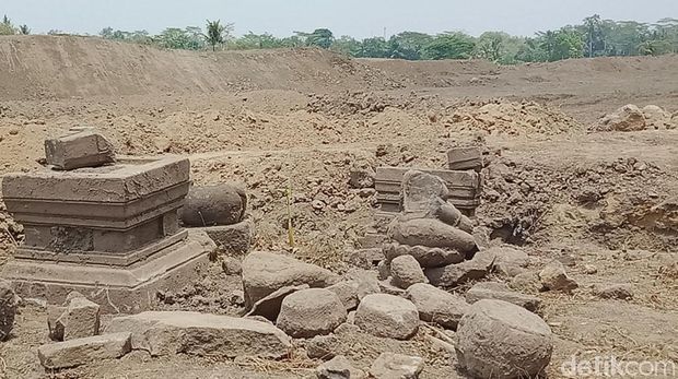 Yoni dan Arca Batu Yoni dan arca di lokasi lahan motor cross Desa Leses, Kecamatan Manisrenggo.