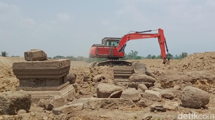Batu Yoni dan arca di lokasi lahan motor cross Desa Leses, Kecamatan Manisrenggo.
