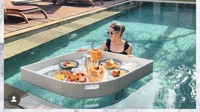 Sering pergi ke Bali, Zoe Abbas pun memamerkan momen seru saat sarapan di kolam renang. Ia tampak menikmati nasi goreng, sarapan ala Amerika, croissant, hingga kelapa muda yang disediakan The Kayana Bali. Foto: Instagram @zoeabbasjackson