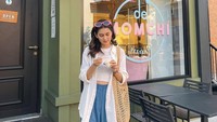 “In my moment” tulis caption unggahan Instagramnya. Sepertinya, pemeran Nike Ardilla itu senang menikmati satu cup es krim yang dibeli di gerai De Mochi Dessert. Foto: Instagram @zoeabbasjackson