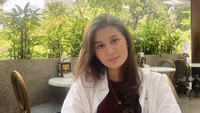 Masih di Kuala Lumpur City Centre (KLCC), Zoe pun menikmati secangkir kopi di kafe Dome. Artis berusia 21 itu sengaja memesan kopi decaf atau kopi yang kalorinya dikurangin. Foto: Instagram @zoeabbasjackson