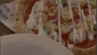 Saat liburan ke Malaysia bersama keluarga, Zoe Abbas sempat manyambangi sebuah restoran berlokasi di KLCC. Ia pun memesan pizza dan pasta di restoran itu. Foto: Instagram @zoeabbasjackson
