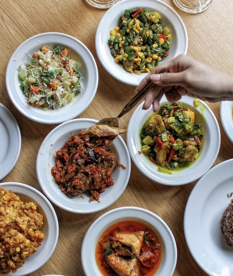 5 Restoran Manado yang Nyaman, Menunya Rahang Tuna hingga Nasi Kuning Cakalang