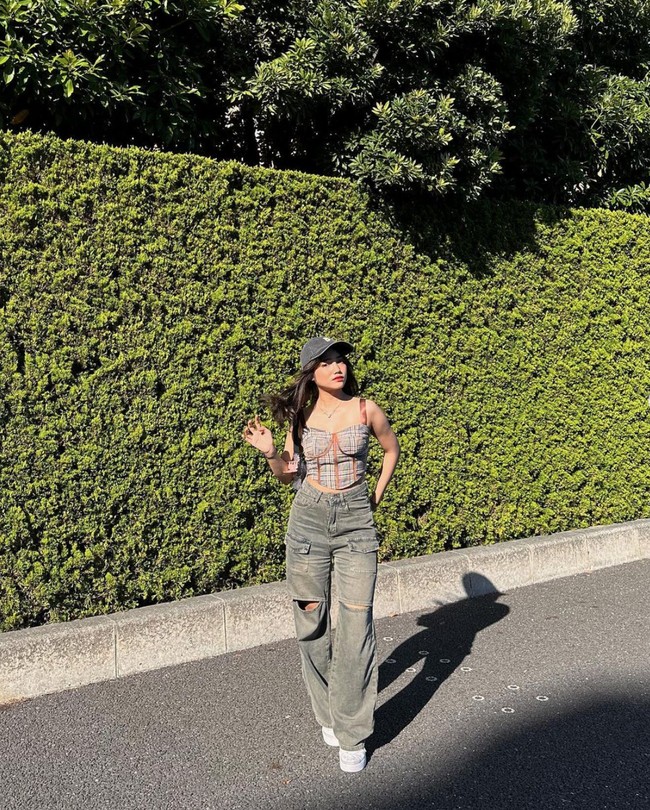 Berbeda dengan Tissa, begini cara Fuji memadukan celana jeans yang dikenakannya. Tampil tomboy namun tetap dengan sedikit sentuhan sisi feminin, Fuji memilih atasan model bustier crop. Foto: Instagram/@fuji_an