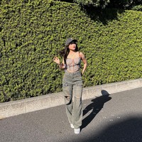 Berbeda dengan Tissa, begini cara Fuji memadukan celana jeans yang dikenakannya. Tampil tomboy namun tetap dengan sedikit sentuhan sisi feminin, Fuji memilih atasan model bustier crop. Foto: Instagram/@fuji_an