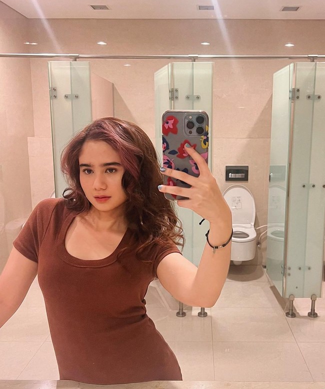 Berpose mirror selfie di toilet umum, Tissa tampil sederhana dengan hanya mengenakan kaos berwarna coklat. Wajahnya pun tampak natural tanpa pulasan makeup, hanya lipstik yang terlihat mewarnai bibirnya. Foto: Instagram/@tissabiani