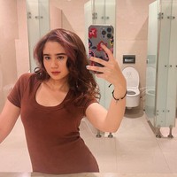 Berpose mirror selfie di toilet umum, Tissa tampil sederhana dengan hanya mengenakan kaos berwarna coklat. Wajahnya pun tampak natural tanpa pulasan makeup, hanya lipstik yang terlihat mewarnai bibirnya. Foto: Instagram/@tissabiani