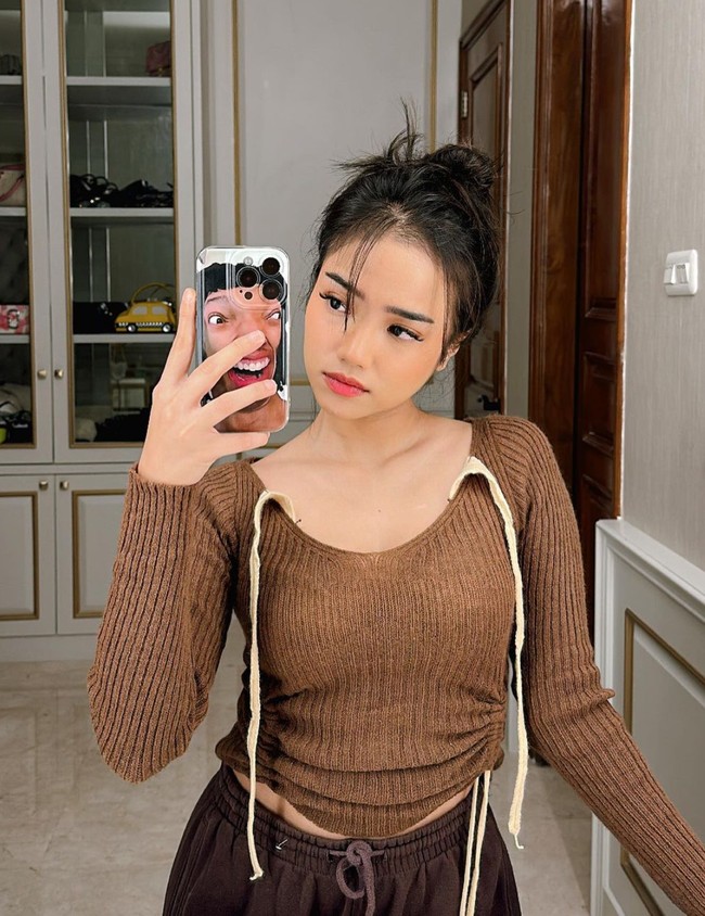 Sementara Fuji tampaknya senang tampil dengan pulasan makeup natural flawless. Gayanya saat mirror selfie juga terlihat simpel, hanya dengan mengenakan kaos lengan panjang coklat dan celana senada. Foto: Instagram/@fuji_an