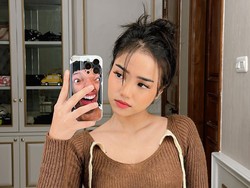 Gaya Fuji Berenang Bareng Nia Ramadhani, Pakaiannya Dipuji Tetap Sopan