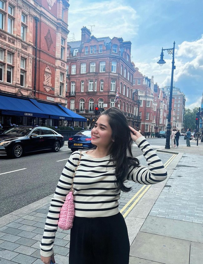 Ketika tengah liburan ke London, Tissa terlihat tetap konsisten dengan gayanya yang simpel dan sederhana. Ia hanya mengenakan kaos lengan panjang bergaris yang dipadukan dengan celana panjang hitam. Walaupun demikian penampilannya tetap cantik. Foto: Instagram/@tissabiani