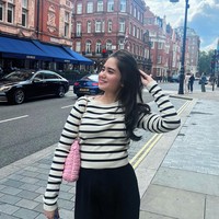 Ketika tengah liburan ke London, Tissa terlihat tetap konsisten dengan gayanya yang simpel dan sederhana. Ia hanya mengenakan kaos lengan panjang bergaris yang dipadukan dengan celana panjang hitam. Walaupun demikian penampilannya tetap cantik. Foto: Instagram/@tissabiani