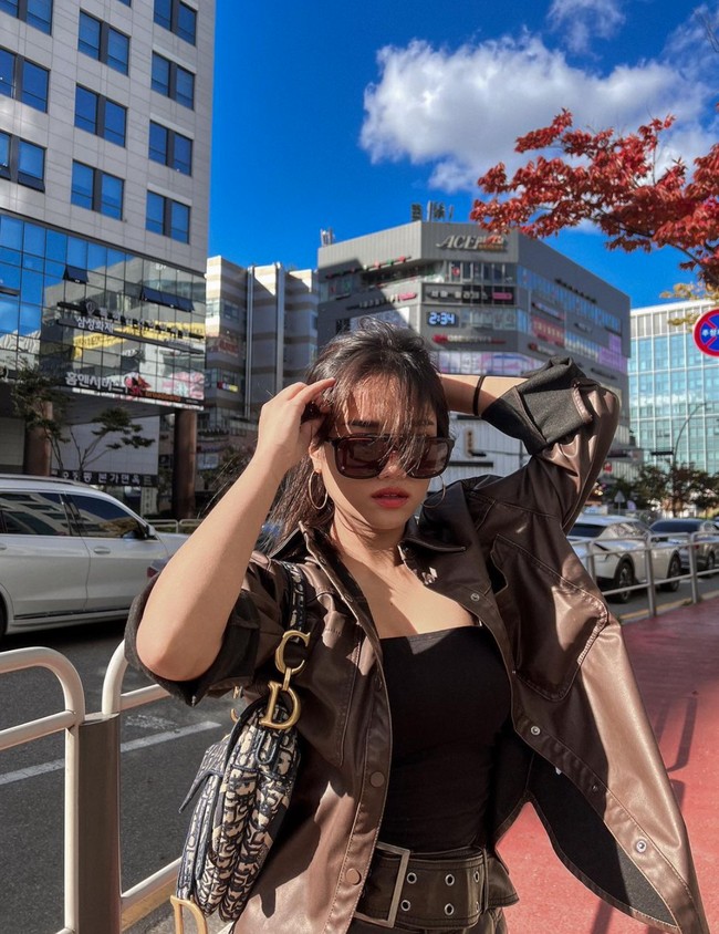 Punya gaya berbeda, Fuji memilih tampil stylish ketika berada di luar negeri. ia memadukan kemeja kulit coklatnya dengan tanktop hitam dan rok pendek senada. Penampilannya itu kemudian dilengkapi dengan kaca mata hitam. Foto: Instagram/@fuji_an