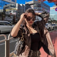 Punya gaya berbeda, Fuji memilih tampil stylish ketika berada di luar negeri. ia memadukan kemeja kulit coklatnya dengan tanktop hitam dan rok pendek senada. Penampilannya itu kemudian dilengkapi dengan kaca mata hitam. Foto: Instagram/@fuji_an