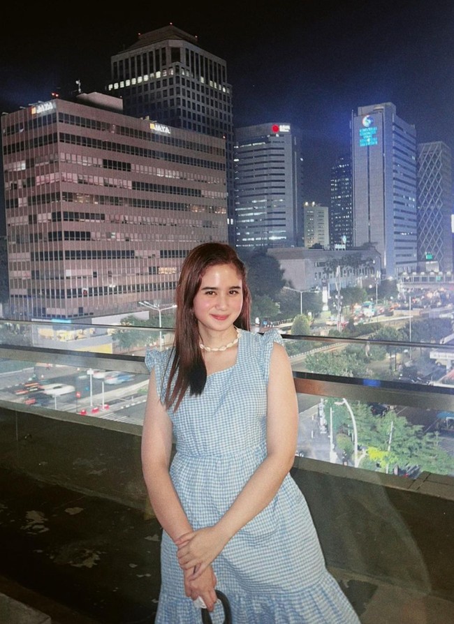 Kerap bergaya tomboy, penampilan Tissa Biani kala mengenakan dress yang satu ini tampak memukau. Ditambah kalung yang melingkar di lehernya, Tissa selalu berhasil tampil cantik dengan gayanya yang simpel. Foto: Instagram/@tissabiani