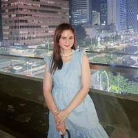 Kerap bergaya tomboy, penampilan Tissa Biani kala mengenakan dress yang satu ini tampak memukau. Ditambah kalung yang melingkar di lehernya, Tissa selalu berhasil tampil cantik dengan gayanya yang simpel. Foto: Instagram/@tissabiani