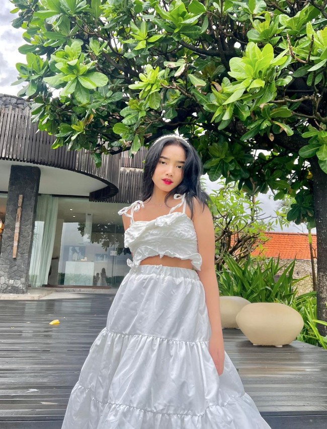 Punya tubuh mungil dan wajah yang kerap dipuji imut, Fuji memang terlihat cukup sering tampil girly, seperti gayanya yang satu ini. Ia tampak mengenakan setelan dress crop top berwarna putih. Foto: Instagram/@fuji_an